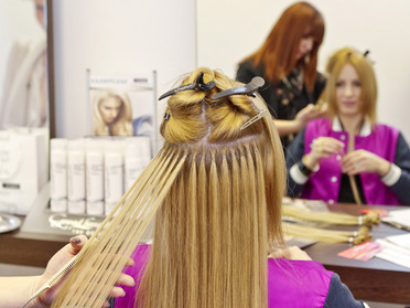 Die Strähnen von Great Lengths werden sorgfältig in das Haar eingearbeitet.:  (© © Great Lengths)