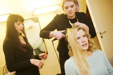 Stylistinnen am Werk: PR Frau Marlene bekommt Extensions appliziert. (© © Great Lengths)