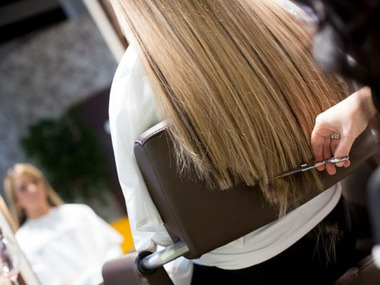 Ein Haarschnitt sorgt für den sanften Fall der neuen Mähne...:  (© © Great Lengths)