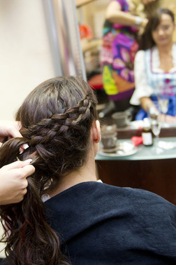 Eine große Vielfalt an Frisurenmöglichkeiten hat Maren jetzt mit unseren Extensions.:  (© © Great Lengths)