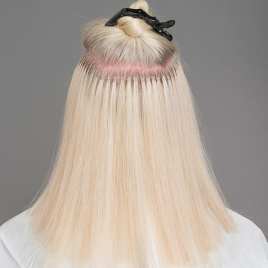 Die einzelnen Extensions werden in gleichen Abständen appliziert, bis die gesamte Haarpartie bedeckt ist:  (© © Great Lengths)