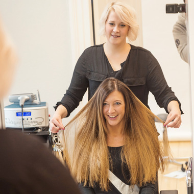 Carmen freut sich über die neue Haarpacht:  (© © Great Lengths)