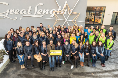 Gruppenbild mit Scheck:  (© © Joe Haschek für Great Lengths)