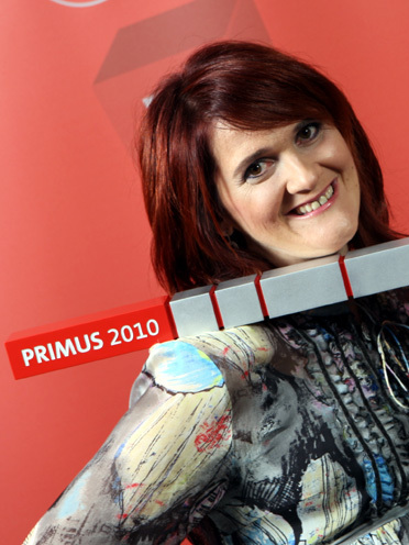 Great Lengths gewinnt Primus 2010 - Anita Lafer mit Preis (© Kleine Zeitung)