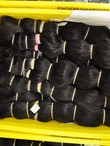 Glänzend, schwarz, aus diesem qualitativ hochwertigem Haar werden wundervolle Extensions