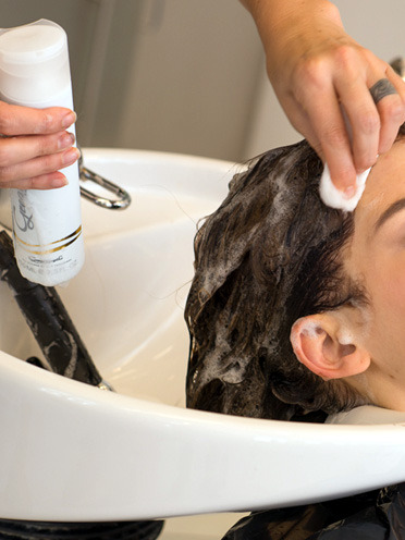 Mini-Portionen: Weniger ist mehr. Nur einen Klecks Shampoo verwenden und wenig Kur in die Spitzen. (© Great Lengths)