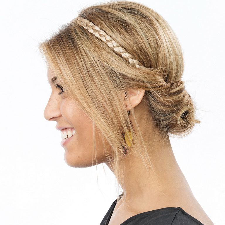 Oktavia, tief im Nacken getragener Knoten (© Great Lengths)
