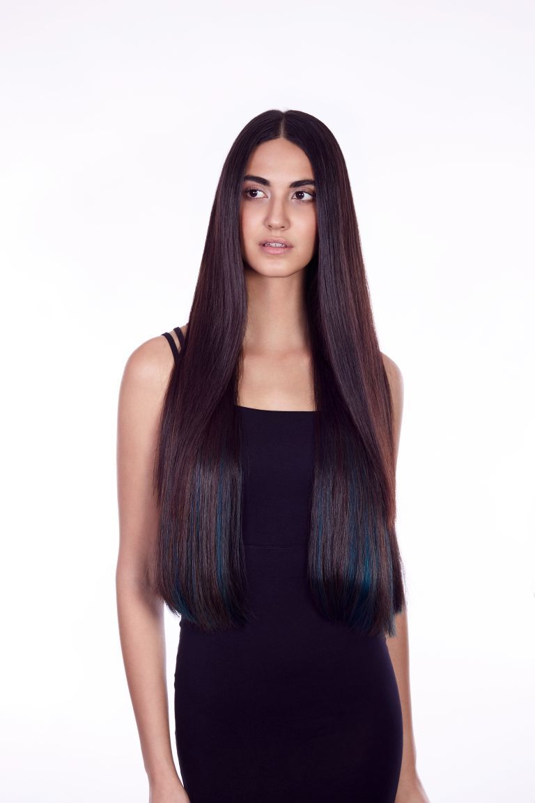 Priyas neuer Look besticht mit Volumen und Länge, aber auch mit raffinierten Farbeffekten in jewel green, die eine Tiefe im Haar erzeugen.
