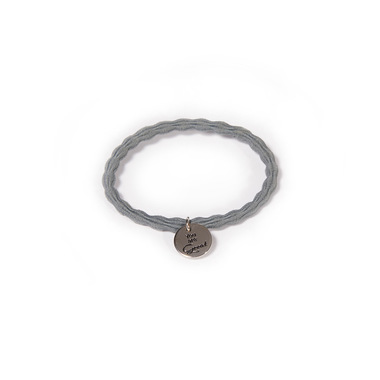 Gedrillter Hair Tie Grau mit silberfarbenem Anhänger:  (© Great Lengths)