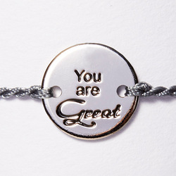 Bracelet, zarte handgeflochtene Schnur mit Münze:  (© Great Lengths)