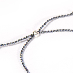 Bracelet, zarte handgeflochtene Schnur mit Silberperle:  (© Great Lengths)