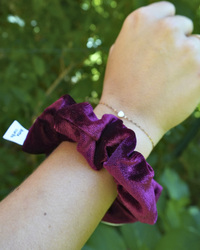 Zipper Scrunchie Berry Anwendung:  (© Great Lengths)