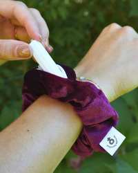 Zipper Scrunchie Berry Anwendung:  (© Great Lengths)