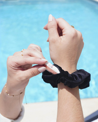 Zipper Scrunchie Black Anwendung:  (© Great Lengths)