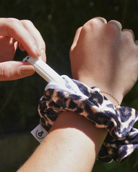 Zipper Scrunchie Leo Anwendung:  (© Great Lengths)