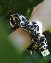 Zipper Scrunchie Leo Anwendung:  (© Great Lengths)