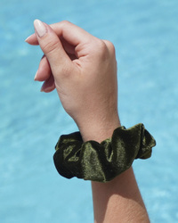 Zipper Scrunchie Olive Anwendung:  (© Great Lengths)