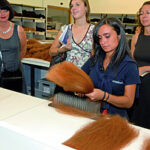 Stammbetrieb in Italien, Haare werden weiterverarbeitet (© Great Lengths Haarverlängerung)