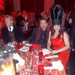 Festsaal im VIP Bereich, Sabine mit Gästen (© Isabella Wagist)