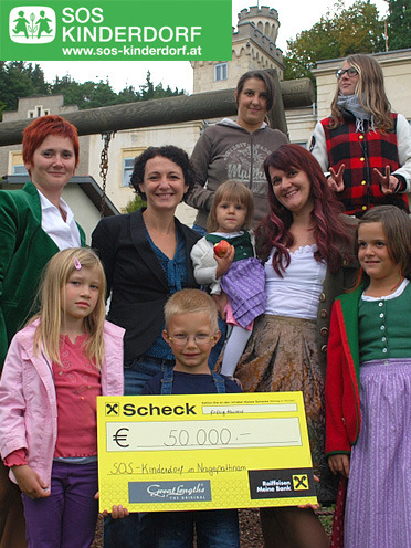 Übergabe des Schecks im SOS Kinderdorf / Stübing (© Great Lengths)