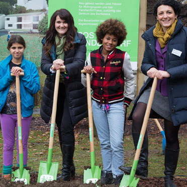 SOS Kinderdorf, Spatenstich mit Anita Lafer (© Great Lengths)