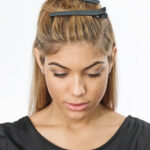 Die abgeteilten Haare werden mit Clips fixiert (© Great Lengths)