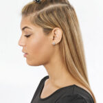 Die abgeteilten Haare werden mit Clips fixiert (© Great Lengths)