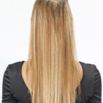 Die abgeteilten Haare werden mit Clips fixiert (© Great Lengths)
