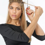 Die abgeteilten Haare werden mit Clips fixiert (© Great Lengths)