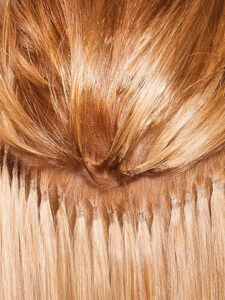 Die Verbindungsstellen, die Bondings, sind farblich an die Haarfarbe angepasst und somit unsichtbar. (© Great Lengths)