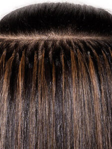 Hochwertige Echthaarsträhnen werden mit der Ultraschallmethode ins Eigenhaar eingearbeitet. (© Great Lengths)