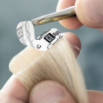 01 . Mit der Pinzette wird die Schutzfolie vorsichtig entfernt (© Great Lengths)