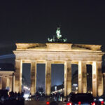 FWB - Brandenburger Tor bei Nacht (© Director´s Cut - Friseur & Academy)