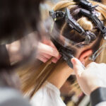 Strähne für Strähne wird eingesetzt (© lichtzelt fotografie)