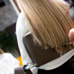 Ein Haarschnitt sorgt für den sanften Fall der neuen Mähne... (© lichtzelt fotografie)