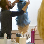 Der Künstler bei der Arbeit (© Maximilian Salzer)