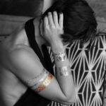 Temporäre Tattoos, leicht anzubringen (© TASSEL)