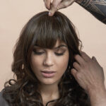 Anabell bekommt Clip-in-Bang (Fringe) eingesetzt, Sujet 0328 (© Great Lengths)