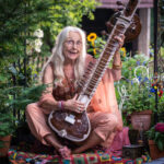 Tante Ruth macht auf Hippie - mit einer tollen Haarverlängerung ist alles möglich (© Fortune Cookie Film Productions)