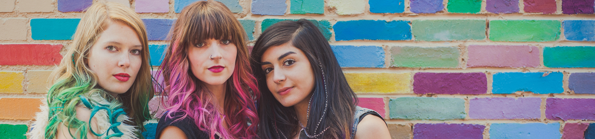 Viele Stylingmöglichkeiten mit TINT Haarpuder (© Fine Featherheads)