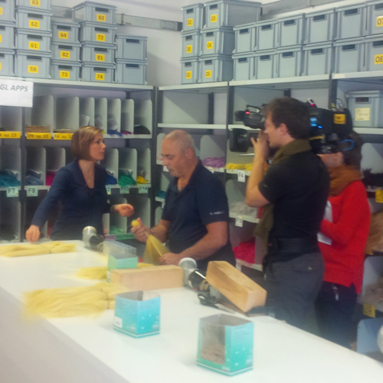 Helen erklärt die vielen Verarbeitungsschritte (© Great Lengths)