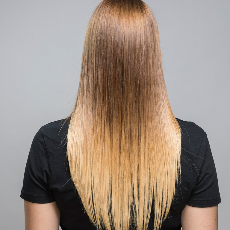Nachher mit glatten Extensions in BRONDE (© Great Lengths)