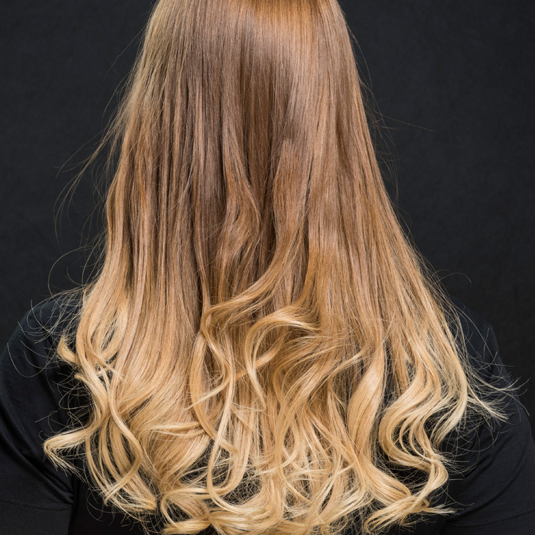 Gelockte Variante mit schönem Farbverlauf in BRONDE (© Great Lengths)