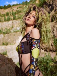 Crazy Colors - G2, Look 5 (© Great Lengths)