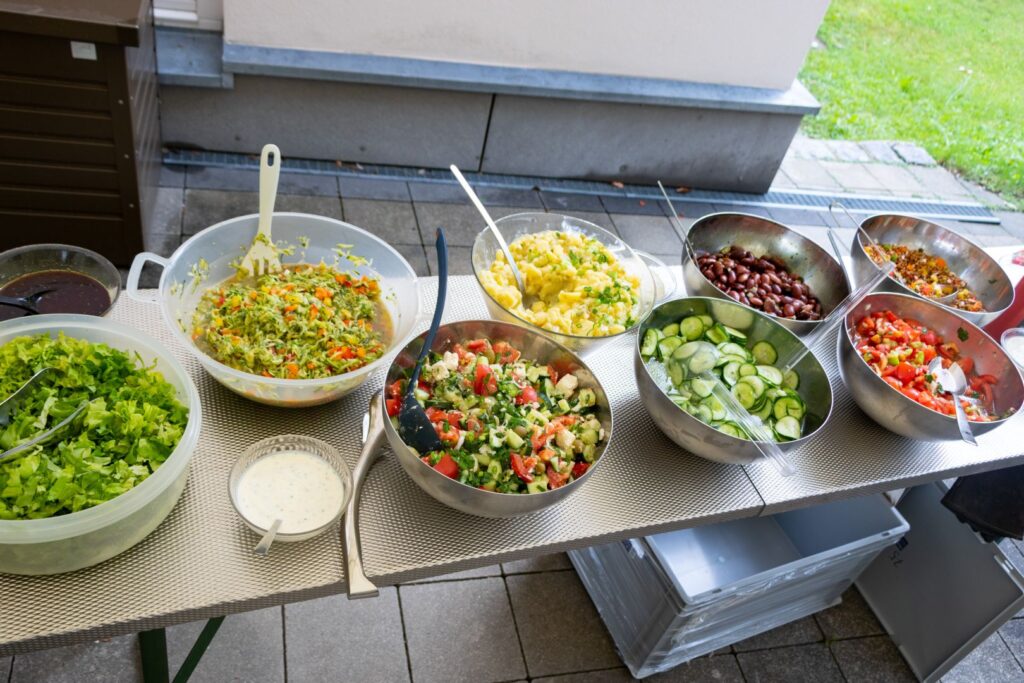 Sommerfest mit bunten Salaten