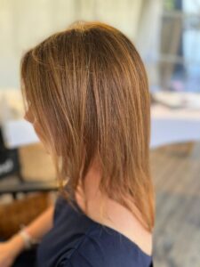 Nahaufnahme: Abgeteiltes Haar während der Vorbereitung zur Haarverlängerung