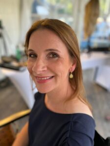 Seitenansicht einer Frau vor dem Styling mit glatten, schulterlangen Haaren