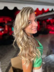 Frau mit langen, welligen, blonden Haaren – Ergebnis nach dem Styling