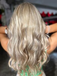 Frau mit langen, welligen, blonden Haaren – Ergebnis nach dem Styling