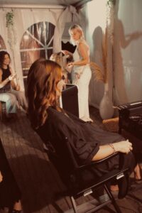 Seitenansicht einer Frau nach dem Styling mit langen, gelockten Haar